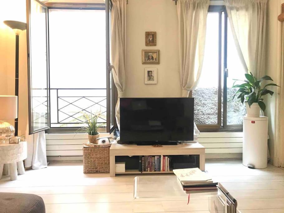 Studio Champs Elysees Paris